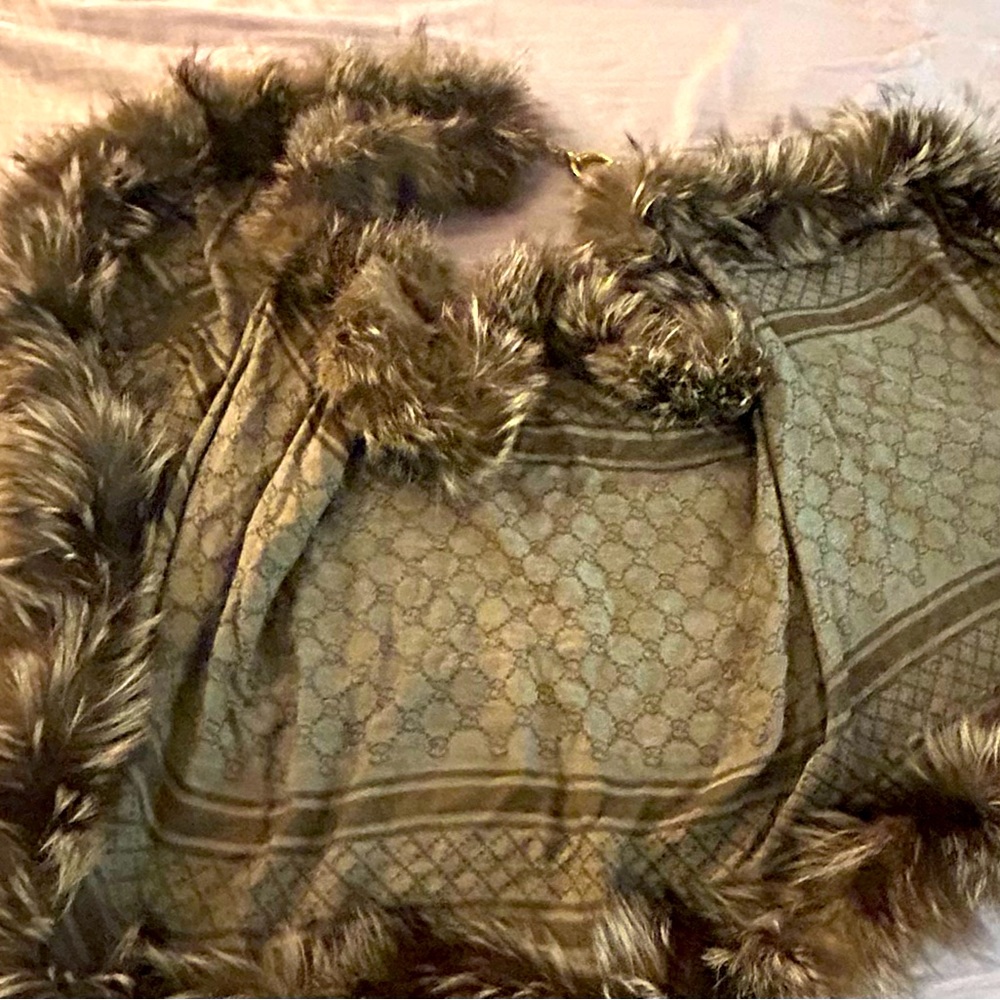 GUCCI fox fur shawl scarf with golden clip (made in italy) - Picture 2 of 3
